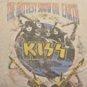 Kiss Short Sleeve Tee in Cream with Yellow and Blue Graphic